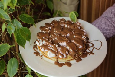 Çikolata beyazı arka planı olan güzel waffle 'lar.