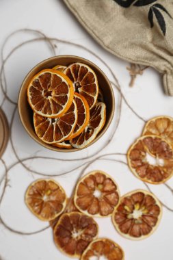 Renkli arka planda kurumuş meyve. Meyve kızartması deseni. Sağlıklı beslenme