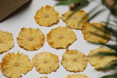 Renkli arka planda kurumuş meyve. Meyve kızartması deseni. Sağlıklı beslenme