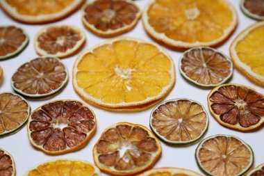 Renkli arka planda kurumuş meyve. Meyve kızartması deseni. Sağlıklı beslenme