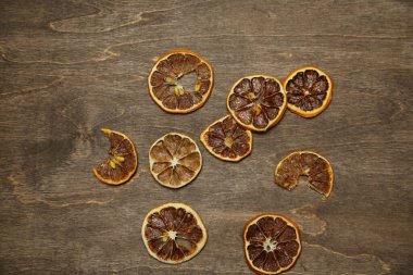 Renkli arka planda kurumuş meyve. Meyve kızartması deseni. Sağlıklı beslenme