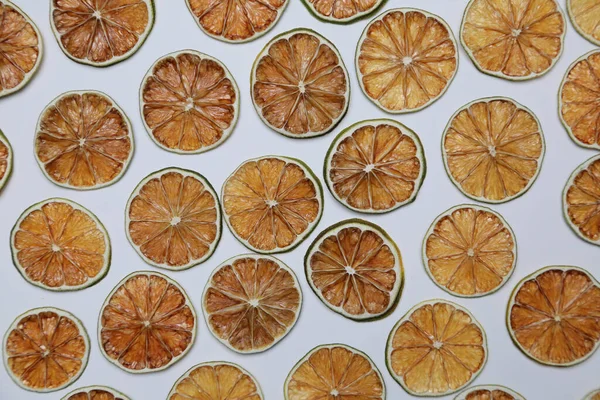 色付きの背景にドライフルーツ。果物のフリップのパターン。健康的な食事 — ストック写真