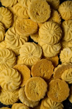 Zencefilli çörekler, arka planda havadar kekler. 