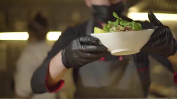 Nahaufnahme der Restaurantkellnerin, die einen Teller Huhn mit Salat hält — Stockvideo