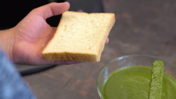 Junger Koch macht veganes Sandwich in der Küche — Stockvideo