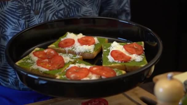 Ung kock gör vegan smörgås i köket — Stockvideo