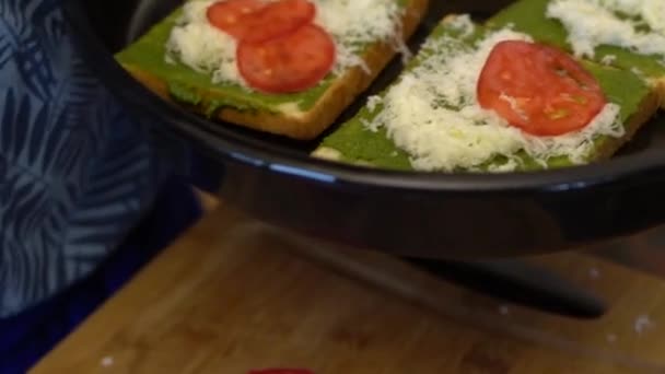 Joven chef haciendo sándwich vegano en la cocina — Vídeos de Stock