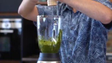 Sebze, zeytinyağı karışımı. Lezzetli ve sağlıklı sos. Yemek pişirme süreci.