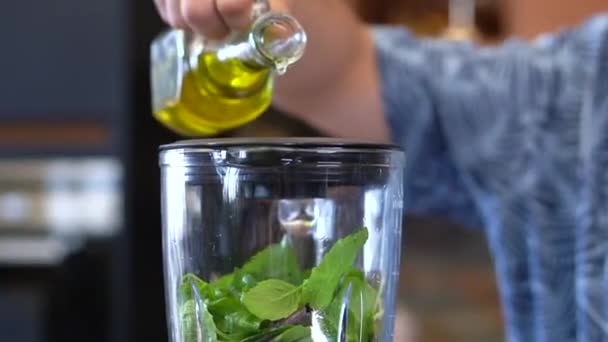 Mezclar verduras, aceite de oliva. Haciendo deliciosa salsa saludable. Proceso de cocción. — Vídeo de stock