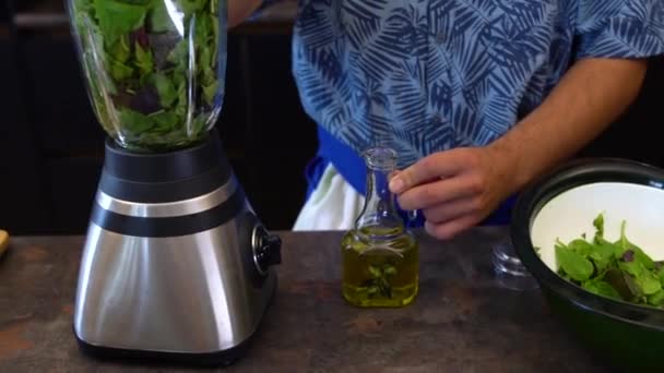 Mezclar verduras, aceite de oliva. Haciendo deliciosa salsa saludable. Proceso de cocción. — Vídeo de stock