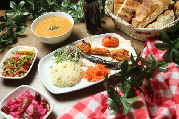 フラットブレッドに新鮮な野菜とトルコのアダナケバブトップビュー、フラットレイ — ストック写真