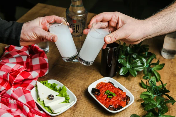 Ulusal Türk alkoliği rakı ve aperatif masasında