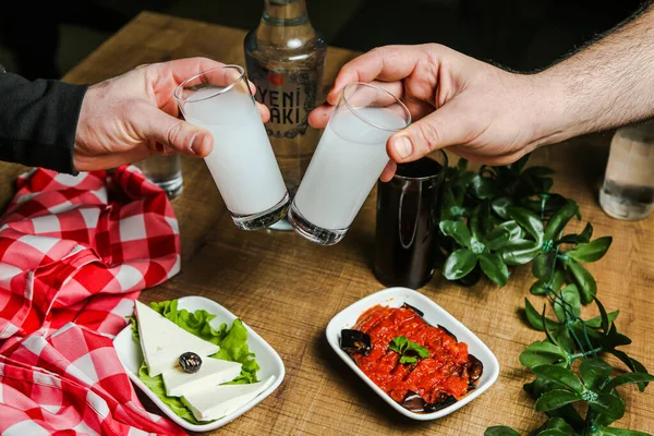 Национальный турецкий алкогольный напиток "Раки" и закуска на столе Стоковое Фото
