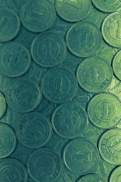 日本の表面1円硬貨の近くにあります 濃い緑と黄色の垂直壁紙 日本の経済 銀行をテーマとした背景 流通からお金を奪いました マクロ — ストック写真