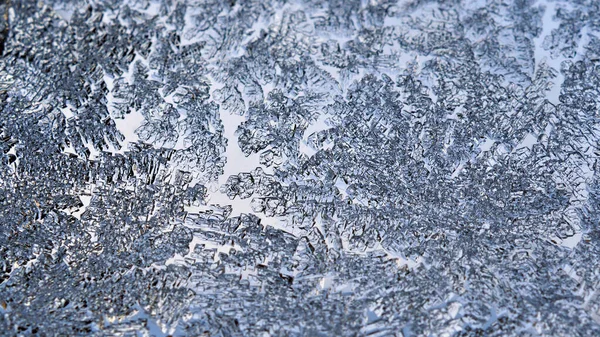 冬になると氷の結晶が窓ガラスに閉まります 凍った水 神秘的な素晴らしい抽象的なパターン 天気予報 青の背景や壁紙 強力なマクロ — ストック写真