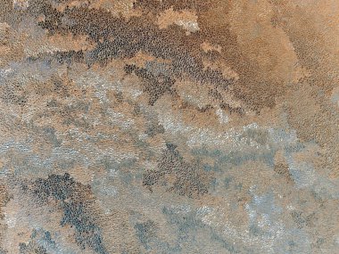 Soyut kumlu, kahverengi, gri ve beyaz arkaplan. Kaotik lekeler ve çizgiler, Çin tablosuna benziyor. Açık renkli arkaplan ya da duvar kağıdı. Ters renklere sahip buz kristallerinin yakın çekim yüzeyi