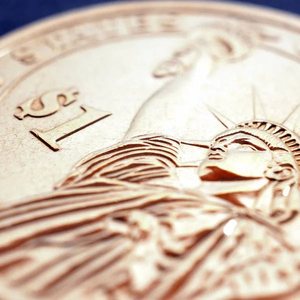 美国1美元硬币的碎片 自由女神像的特写形象和国家货币的象征 关于美国货币和政府债务主题的正方形说明 — 图库照片