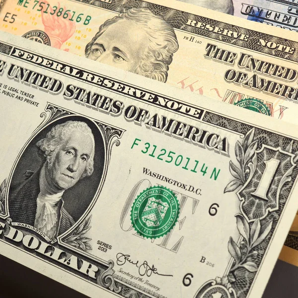 100ドルのアメリカの銀行券が空中にぶら下がっている 米国への投資と貯蓄 アメリカのお金で明るく豊かな正方形のイラスト 準備通貨としてのドル マクロ — ストック写真