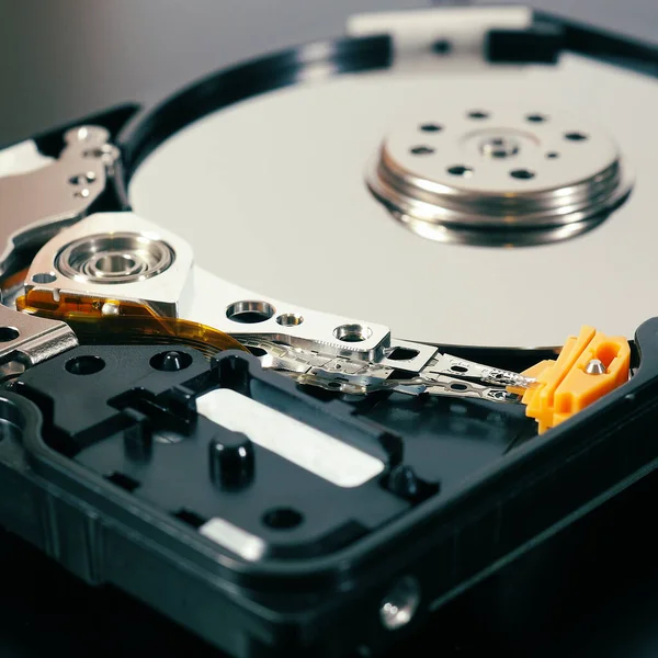 Розбирається Відкритий Жорсткий Диск Hdd Комп Ютера Або Ноутбука Крупним — стокове фото