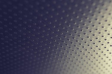 Koyu metalik duvar kağıdı. Renkli mavi ve sarı arka plan. Çok sayıda deliği olan delinmiş alüminyum yüzey, tavana asılmış gibi. Performans satırları mesafeye gider ve perspektif oluşturur