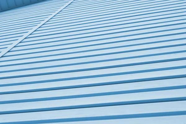 プラスチック製の側面とコーニスの片の縞模様の表面 建物の建設と修理 薄い青の背景や壁紙 建築材料や技術の背景 — ストック写真