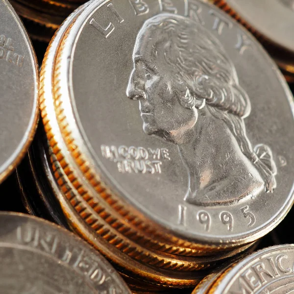 米国のコインの山25セントの四半期のクローズアップ 国の通貨 国家予算 連邦準備制度 インフレ 金利に関するニュースのための正方形のイラスト マクロ — ストック写真