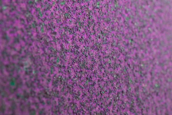 粗糙的粉红色和绿色色调的背景或墙纸 粗糙的纹理垫表面 生锈的铁的明亮的不同寻常的和难忘的背景 一种腐蚀的 不均匀的 带有孔洞和刻度的场 — 图库照片