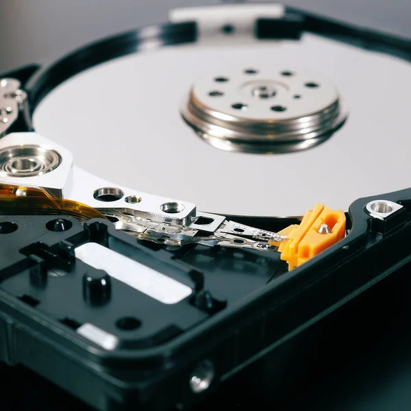 Розбирається Відкритий Жорсткий Диск Hdd Комп Ютера Або Ноутбука Крупним — стокове фото