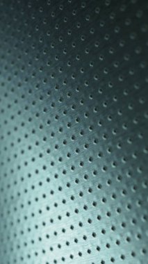 Koyu metalik telefon duvar kağıdı. Birçok deliği olan delinmiş alüminyum yüzey. Renkli mavi ya da yeşil endüstriyel arka plan. Dikey metal arka plan. Makro