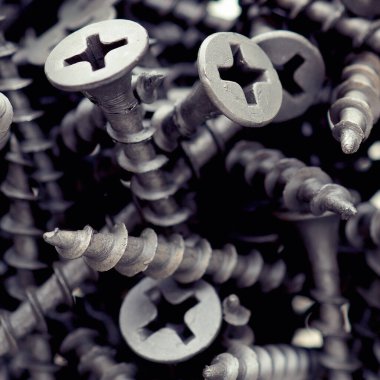 Bir grup siyahi kendini beceren gardiyan. İnşaat ve onarım için donanım, bağlayıcılar ve malzemeler. Üretim ve endüstri hakkında yeşilimsi sarı kare çizimler. Makro