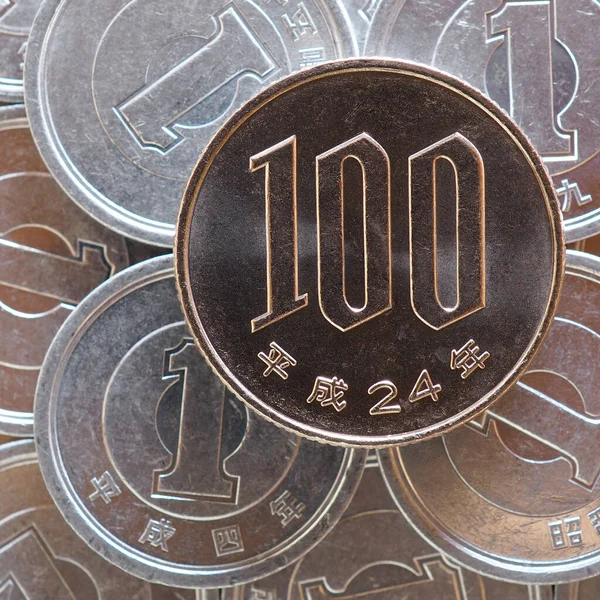 100 Иен Лежат Пирамиде Японских Монет Номиналом Иена Вид Сверху — стоковое фото
