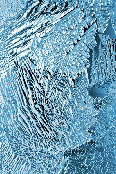 玻璃窗上的冰晶特写 圣诞节和新年主题的垂直壁纸 半透明的浅蓝色背景或背景 神奇而神奇的抽象花边或花纹 — 图库照片