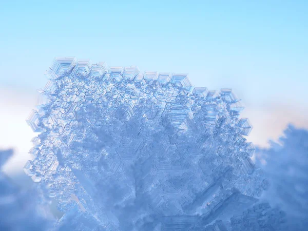 Grande Cristal Gelo Translúcido Fundo Neve Céu Azul Bela Ilustração — Fotografia de Stock