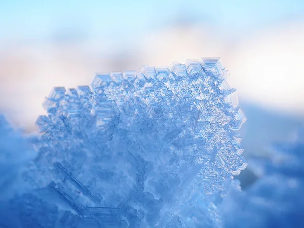 Nagy Áttetsző Jégkristály Kék Hátterében Gyönyörű Fény Illusztrációja Hideg Fagy — Stock Fotó