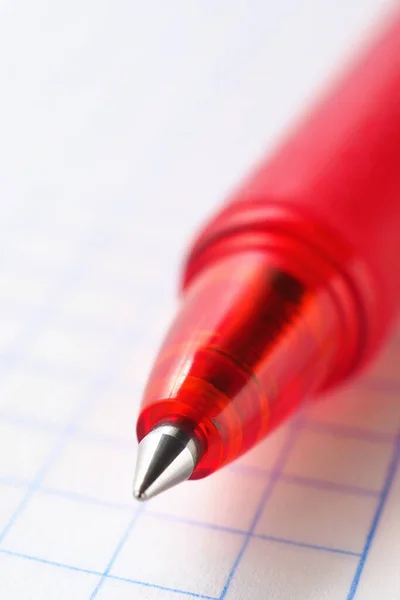 Červené Pero Leží Listu Čtvercového Zápisníku Detailní Záběr Světle Světlá — Stock fotografie