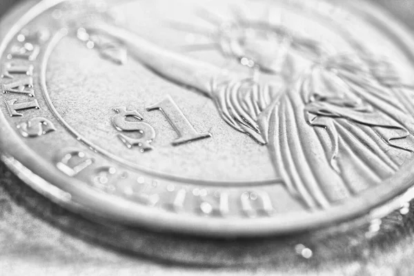 アメリカの1ドル硬貨の閉鎖の断片 米国経済 Frbをテーマにした白黒の背景や壁紙 米国の通貨記号 マクロ — ストック写真
