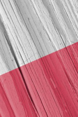 Polonya bayrağı kuru ahşap yüzeyde, yaşla çatladı. Dikey arkaplan, duvar kağıdı ya da Polonya ulusal sembollü arka plan. Eski ahşap üzerinde açık soluk soluk boya. Gölgeli sert güneş ışığı