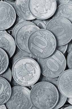 10 rublelik birçok Rus sikkesi yüzeye yakın. Dikey gri arka plan. Para duvar kağıdı. Rusya 'daki ekonomik, finansal ya da bankacılık hakkında. Yukarıdan bak. Makro