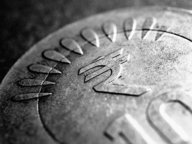 Yazının çevirisi: Rupi. 10 rupi 'lik Hint parası. Üzerinde ulusal para işareti var. Hindistan 'da para ve bankacılık hakkında dramatik siyah beyaz çizimler. Makro
