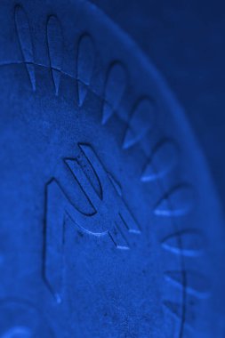 Çevirisi: Rupi. Üzerinde ulusal para sembolü olan 10 rupi kızılderili parası. Çok koyu mavi dikey arkaplan ya da zemin. Hindistan 'ın para, bankacılık ve finansmanı. Makro