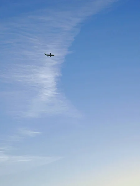 Επιβατικό Αεροπλάνο Πετάει Μακριά Στον Γαλάζιο Ουρανό Και Άσπρα Σύννεφα — Φωτογραφία Αρχείου