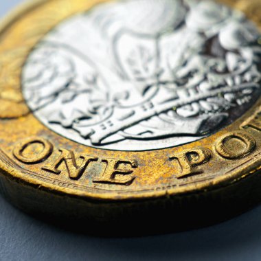 Bir İngiliz poundu. Para ve İngiltere para biriminin ismine odaklanılmıştır. İngiltere 'nin para ve ekonomisi ile ilgili kontrastı ve doygunluğu artan dramatik kare çizimi. Makro