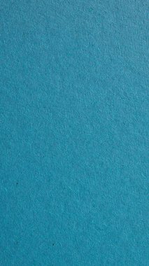 Mavi yeşil karton yüzeyi. Parlak cep telefonu duvar kağıdı. Renkli kartondan dikey arkaplan. Selüloz lifli pürüzlü doğal kağıt dokusu. Makro