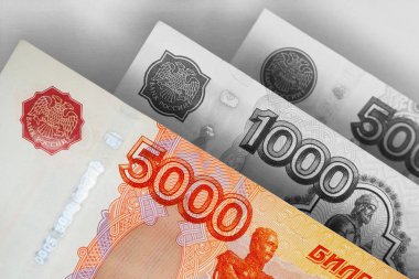 Rus banknotları 5000, 1000 ve 500 ruble yakın plan. Rusya 'nın ekonomisi ve parası hakkında parlak bir tasvir. En yakın banknot renkli, diğer banknotlar siyah ve beyazdır. Makro