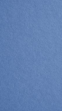 Mavi mukavvanın yüzeyi. Göz kamaştırıcı cep telefonu duvar kağıdı. Selüloz lifli kağıt dokusu. Zarif renkli bir arka plan. Güzel dikey desenli arka plan. Baştan aşağı. Makro