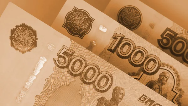 ロシアの銀行券5000 1000 500ルーブルの終わりです ブラウンはロシアの経済 銀行についての壁紙 背景や背景を着色しました マクロ — ストック写真