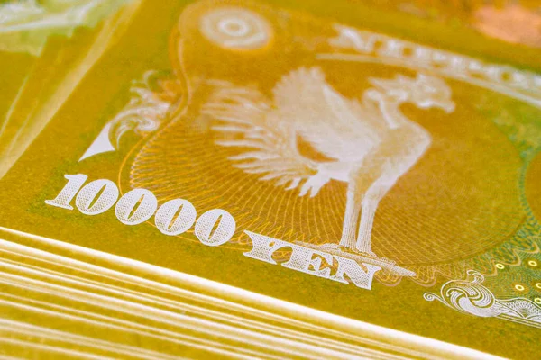 1万円札の束 フェニックス鳥のクローズアップでの銀行券の裏側 日本経済についての薄緑色の反転背景や壁紙 マクロ — ストック写真