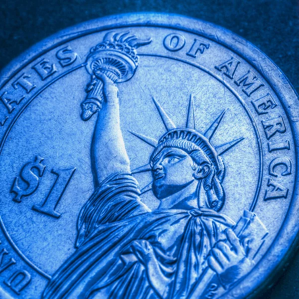 米国1ドル硬貨のクローズアップ 明るい青は 米国経済 債務市場についての正方形のイラストを着色 マクロ — ストック写真