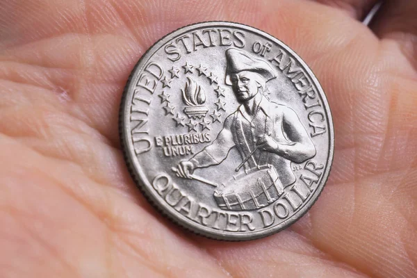 Νόμισμα Των Ηπα Τον Ντράμερ Βρίσκεται Στην Παλάμη Ενός Άνδρα — Φωτογραφία Αρχείου