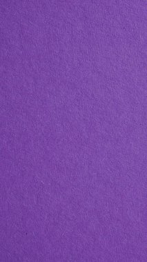 Menekşe kartonunun yüzeyi. Selüloz lifli kağıt dokusu. Karanlık, doğal cep telefonu duvar kağıdı. Parlak mor dikey arkaplan. Doymuş renk. Baştan aşağı. Makro